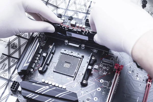Yeni işlemci ana karta monte ediliyor. Hafıza rampası yuvaları, mikroişlemci ve ana kart yükleniyor