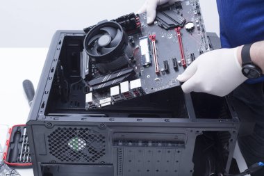 Yeni işlemci ana karta monte ediliyor. Hafıza rampası yuvaları, mikroişlemci ve ana kart yükleniyor