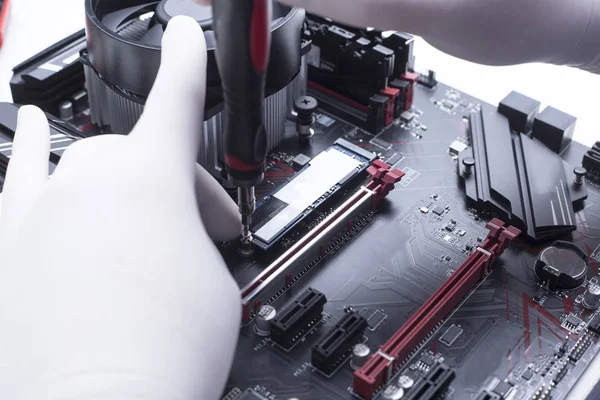 Yeni işlemci ana karta monte ediliyor. Hafıza rampası yuvaları, mikroişlemci ve ana kart yükleniyor