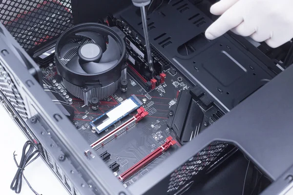 Yeni işlemci ana karta monte ediliyor. Hafıza rampası yuvaları, mikroişlemci ve ana kart yükleniyor