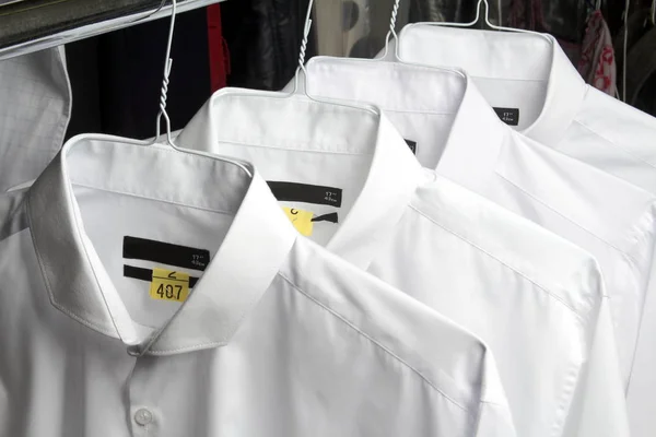 Shirts op de droge reinigingsmachines vers gestreken — Stockfoto