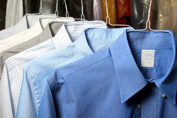 Camisas planchadas en tintoreria — Foto Stock