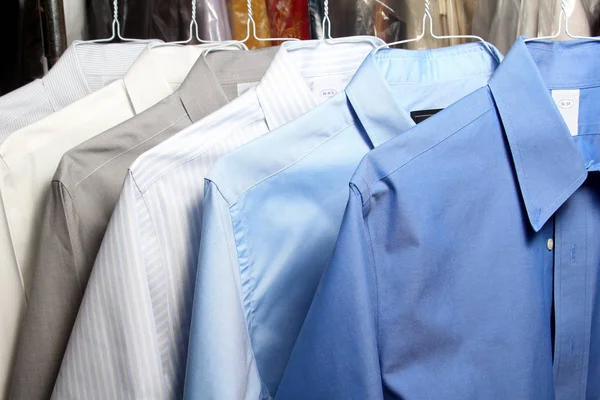 Camisas planchadas en tintoreria — Stock Photo, Image