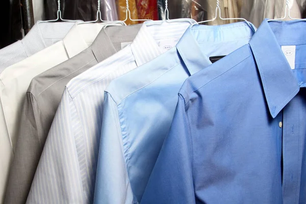 Camisas planchadas en tintoreria — Stockfoto