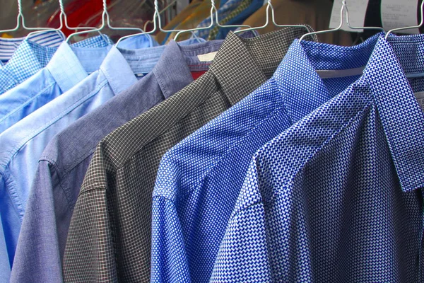 Gebügelte Hemden Auf Wäscheaufhänger — Stockfoto