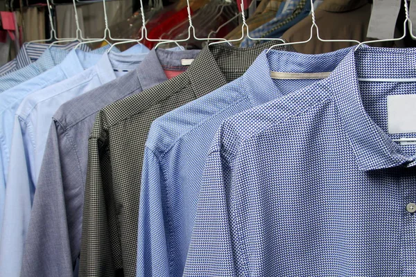 Gebügelte Hemden Auf Wäscheaufhänger — Stockfoto