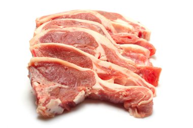 Beyaz arkaplanda çiğ domuz eti izole edilmiş.