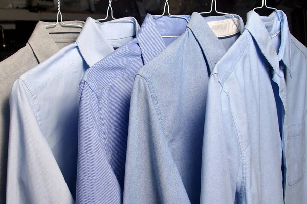 Weiße Hemden Auf Kleiderbügeln Geschäft — Stockfoto