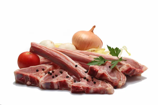 Carne Cruda Con Especias Verduras Sobre Fondo Blanco — Foto de Stock