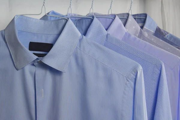 Camisa Con Camisas Azules Sobre Fondo Blanco — Foto de Stock