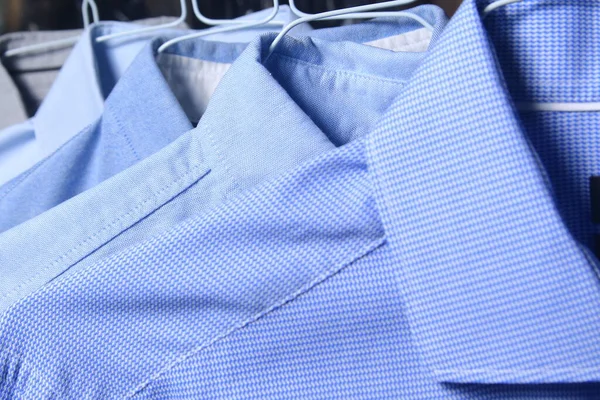 Nahaufnahme Eines Hemdes Auf Einem Kleiderbügel — Stockfoto