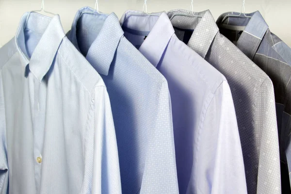 Herrenhemden Auf Kleiderbügeln Geschäft — Stockfoto
