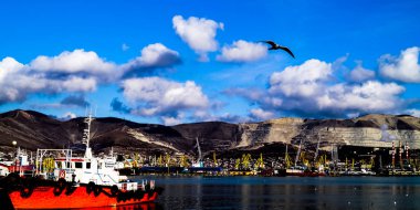 Novorossiysk Limanı, Rusya. Novorossiysk Deniz Limanı, kargo taşımacılığı açısından Rusya 'nın en büyük limanı ve Avrupa' nın en büyük limanlarından biridir. Novorossiysk, Rusya 'nın güneyinde, Krasnodar Bölgesi' nde bir kahraman şehridir.. 