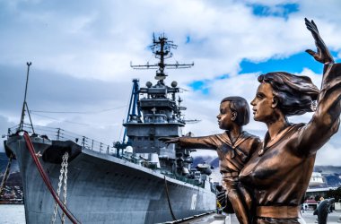 Novorossiysk 'te bir denizcinin (çocuklu kadın) eşi ve kruvazör Mikhail Kutuzov anıtı.