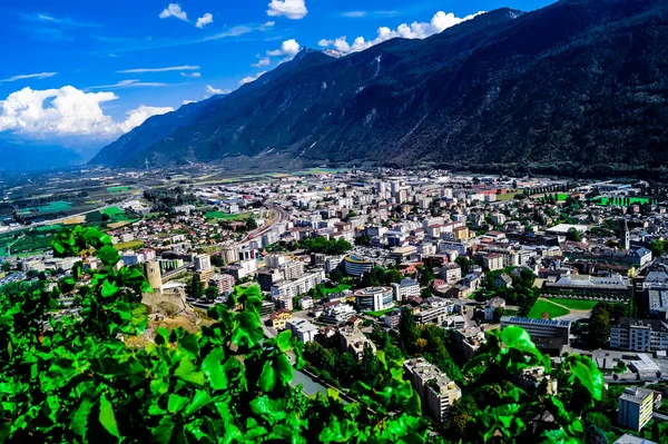 İsviçre 'de bir komün, Valais kantonundaki Martigny bölgesinin başkenti. İtalya, Fransa ve İsviçre 'yi birbirine bağlayan yolların kesiştiği noktada yer almaktadır..