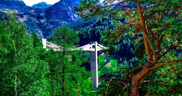 Alplerdeki Alpler 'de, İsviçre' nin Lepontian Alpleri ile Pennine Alpleri arasında. Yüksekliği deniz seviyesinden 2,005 metre. Basit bir geçiş. İsviçre. 