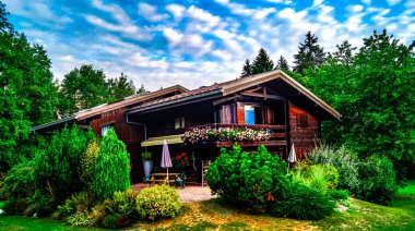 Mont Blanc ve Aravis dağlarının olağanüstü manzaralı küçük Domancy köyü