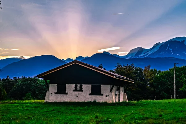 Mont Blanc ve Aravis dağlarının olağanüstü manzaralı küçük Domancy köyü