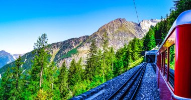 Mont Blanc, yüksekliği 4810 metreye ulaşan ve Alpler dağ sisteminin bir parçası olan Batı Alpler 'de bulunan kristal bir kütledir. Fransa ve İtalya sınırında Yukarı Savoy ve Courmayeur bölgelerinde yer almaktadır. Chamonix-mont-blanc.