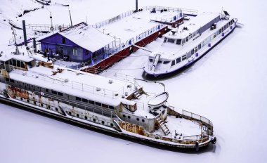 Samara şehri. - Rusya. Samarka Nehri üzerindeki köprü