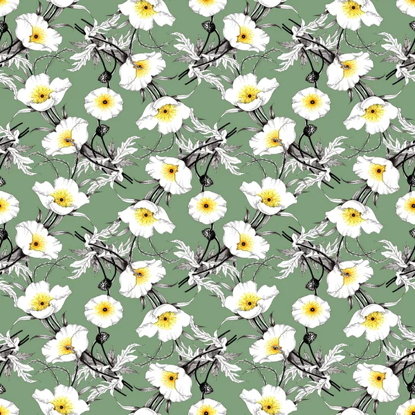 Suluboya el çekilmiş seamless modeli güzel çiçekler ve beyaz arka plan üzerinde renkli kuşlar.