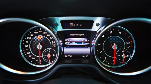 Moderne auto snelheidsmeter. Close-up shot van het dashboard — Stockfoto