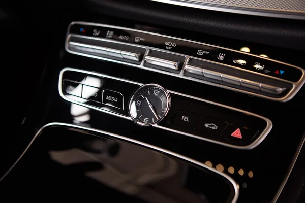 Rincian interior mobil mewah. Konsol tengah dengan kontrol udara dan multimedia — Stok Foto
