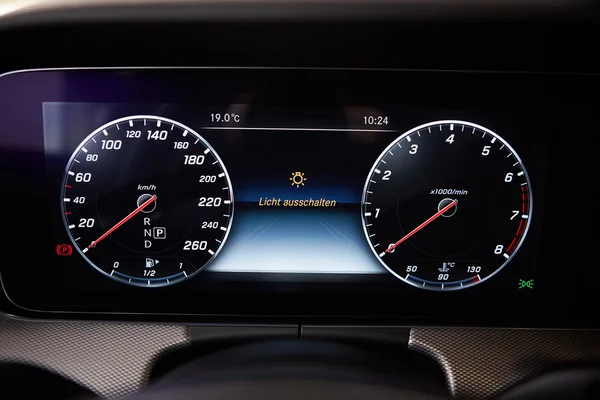 Moderne auto snelheidsmeter. Close-up shot van het dashboard — Stockfoto