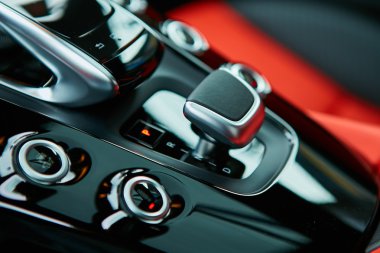 Modern arabanın iç dekorasyonu, vites kolu.