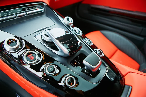 Detalhe do interior do carro moderno, engrenagem vara — Fotografia de Stock