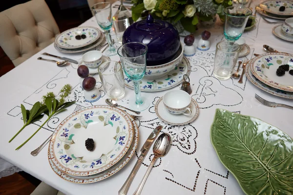 Mesa lindamente decorada com flores, velas, pratos e guardanapos para casamento ou outro evento no restaurante . — Fotografia de Stock