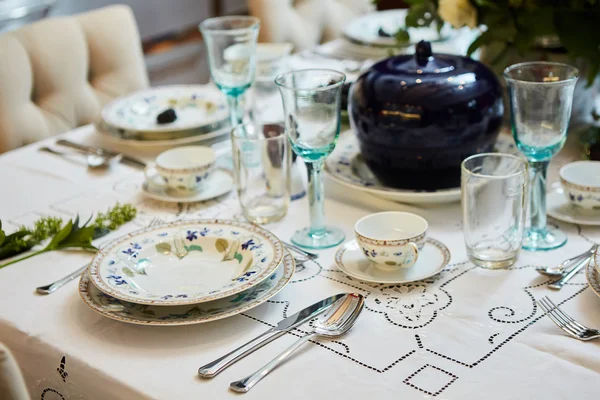 Mesa bellamente decorada con flores, velas, platos y servilletas para bodas u otro evento en el restaurante . —  Fotos de Stock