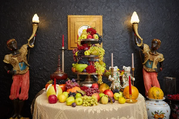 Diferentes frutas frescas en mesa buffet de boda — Foto de Stock