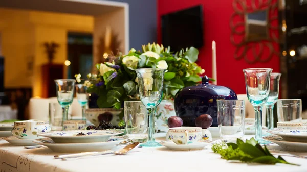 Schön dekorierter Tisch mit Blumen, Kerzen, Tellern und Servietten für die Hochzeit oder ein anderes Ereignis im Restaurant. — Stockfoto