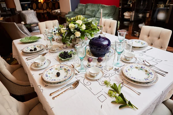 Schön dekorierter Tisch mit Blumen, Kerzen, Tellern und Servietten für die Hochzeit oder ein anderes Ereignis im Restaurant. — Stockfoto