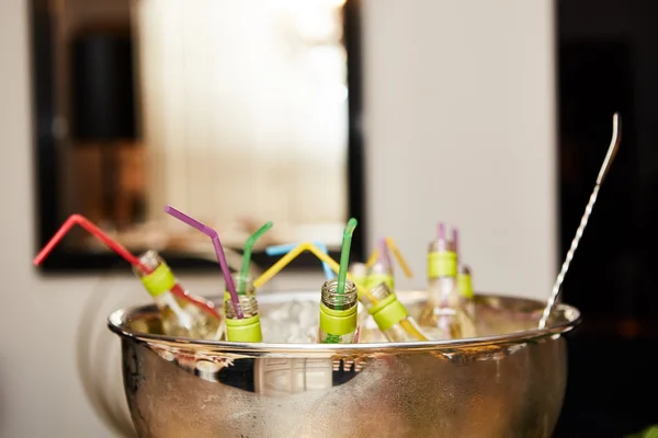 Botellas con bebida sabrosa en hielo. Dof poco profundo — Foto de Stock