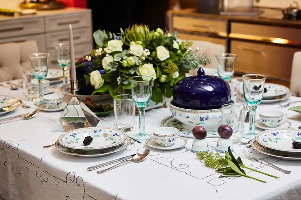 Prachtig aangeklede tafel set met bloemen, kaarsen, platen en servetten voor bruiloft of een ander evenement in het restaurant. — Stockfoto
