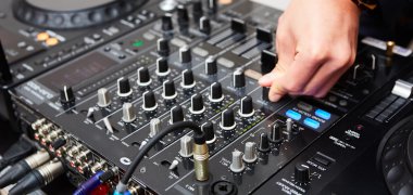 DJ partideki gece kulübünde şarkıyı karıştırıyor.