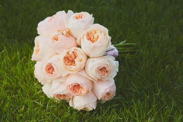 Wedding bouquet of the bride at the grass. — Stockfoto