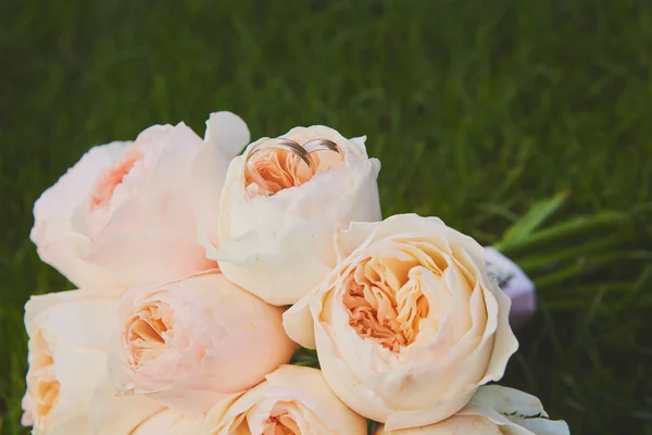 Bouquet de mariage de la mariée à l'herbe . — Photo