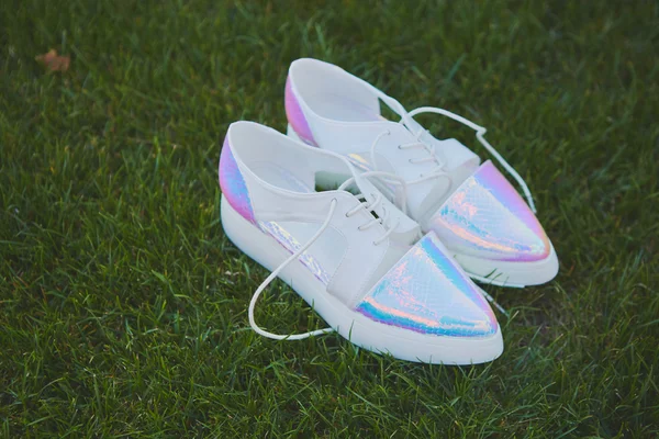 Wedding bride shoes lying down on green grass — Stockfoto