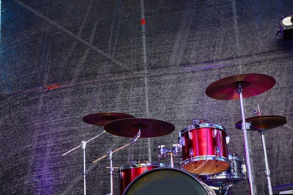 Moderno conjunto de tambores en el escenario preparado para tocar . —  Fotos de Stock