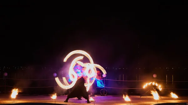 Artistas haciendo malabares con pois en llamas . —  Fotos de Stock