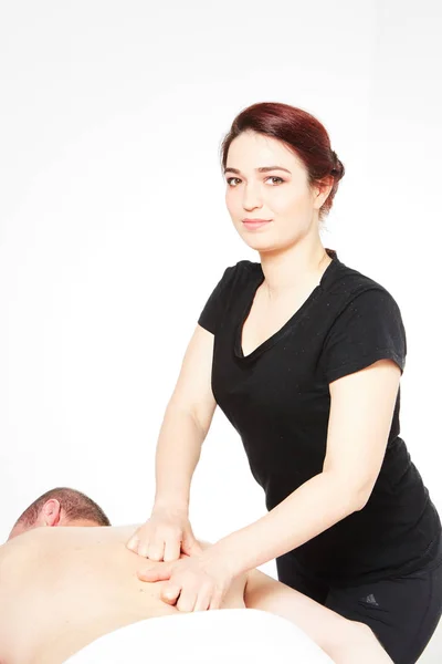 Jovem mulher recebendo de volta massagem — Fotografia de Stock