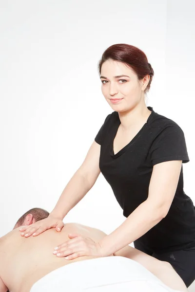Молодая женщина получает массаж спины — стоковое фото