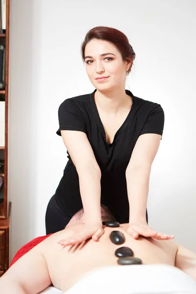 Jonge vrouw om terug massage — Stockfoto