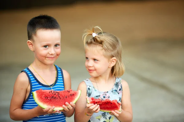 Young girl and boy eating watermelon — Stock Photo, Image