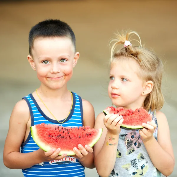 Young girl and boy eating watermelon — Stock Photo, Image