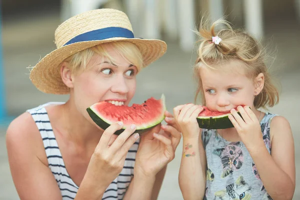 Madre e figlia godendo fette di anguria — Foto Stock