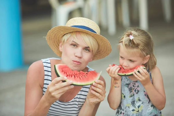 Madre e figlia godendo fette di anguria — Foto Stock